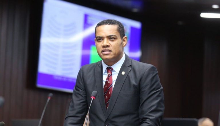 Renuncia del PLD diputado Gaddis Corporán