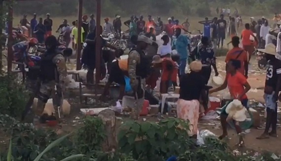 Policía haitiana lanza bombas  en mercado frontera