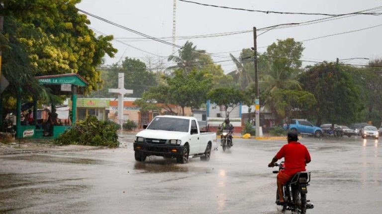 COE aumenta a 19 las provincias en alerta por disturbio tropical