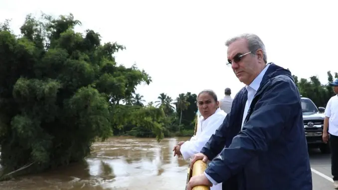 Presidente Republica  supervisa zonas afectadas por las inundaciones