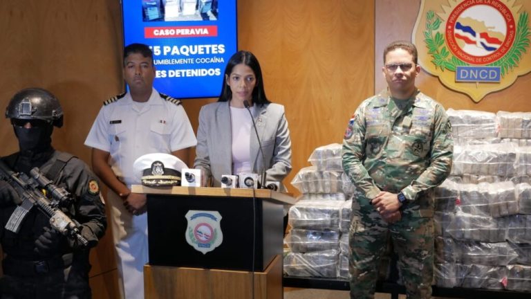 Interceptan lancha  y capturan a tres con 355 paquetes  de cocaína