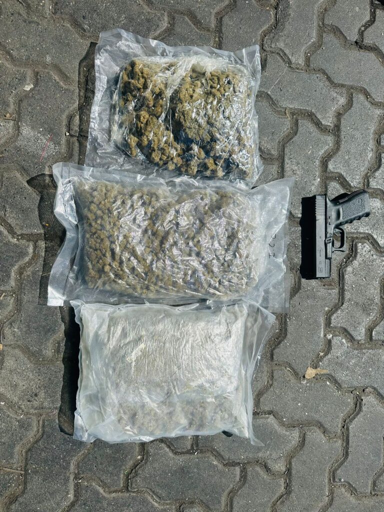 Ocupan tres paquetes de marihuana y una pistola