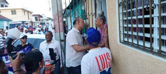Ulises Rodríguez promete  sacar a  barrios de Santiago del abandono