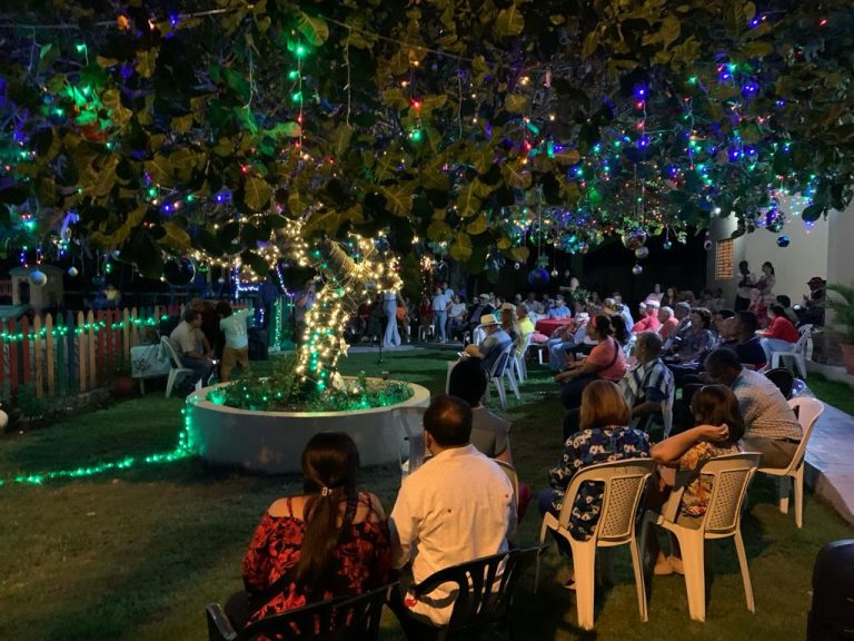 Rotundo éxito  encendido Árbol de Navidad del Club Recreativo de los periodistas de Santiago