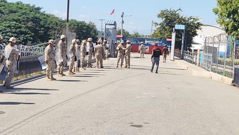 Haitianos rompen candados de puerta fronteriza en Dajabón