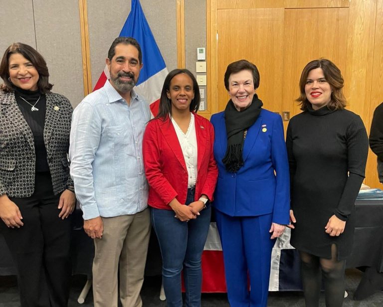 Embajadora Sonia Guzmán participa en noche internacional en academia del FBI