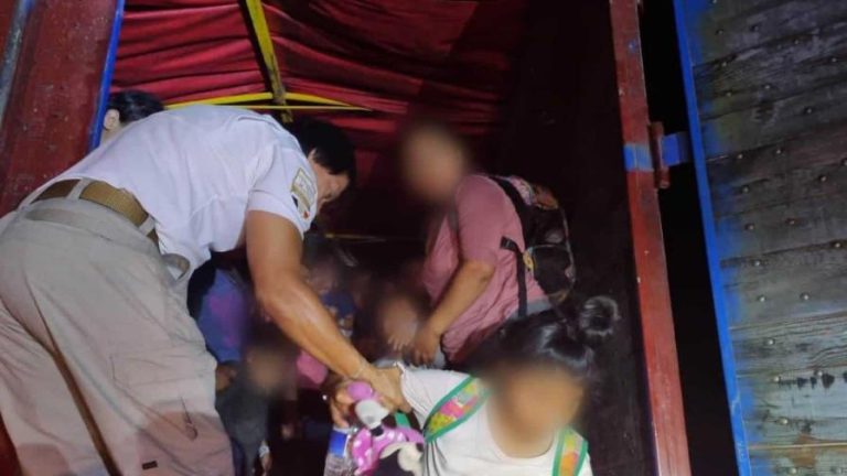Dominicanos entre los 87 migrantes hallados en la parte trasera de una patana