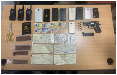 Apresan hombre; le ocupan pistola ilegal, celulares, radios de comunicación y otros objetos