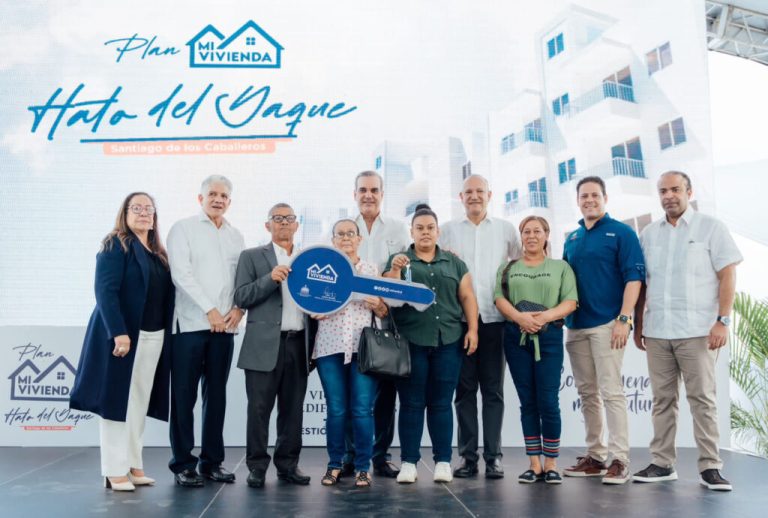 Pte Abinader entrego 404 apartamentos en dos sectores de Santiago