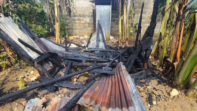 Incendio destruye vivienda en paraje de Los Hidalgos