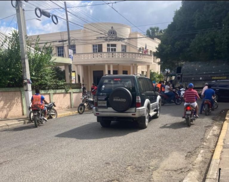 Joven gravemente herido al ser chocado en motocicleta por un carro