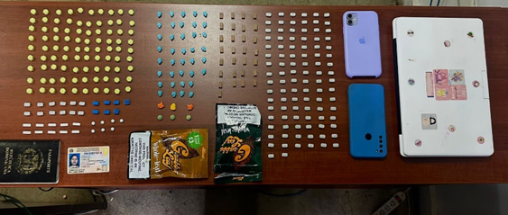 Apresan mujer, tras ocuparle 297 pastillas de extasis
