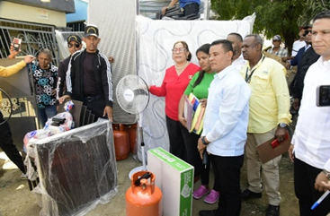 Gobernadora Rosa Santos asiste 4 familias perdieron sus hogares por un incendio