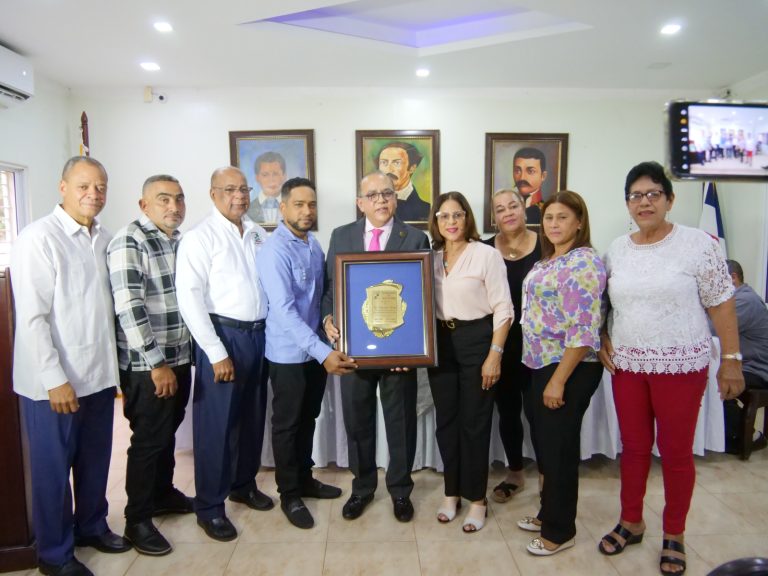 Ayuntamiento de Licey al Medio  declara hijo meritorio al Maestro de la Medicina doctor  Plutarco Arias