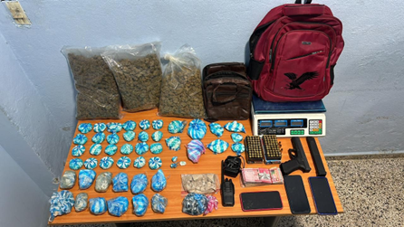 Apresan hombre con  cientos de porciones de distintos tipos de  drogas y arma de fuego