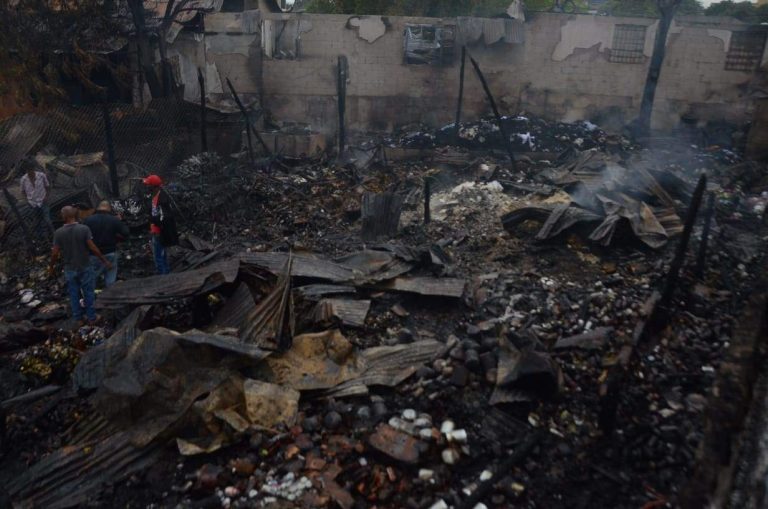 Incendio destruye surtidora de productos alimenticios