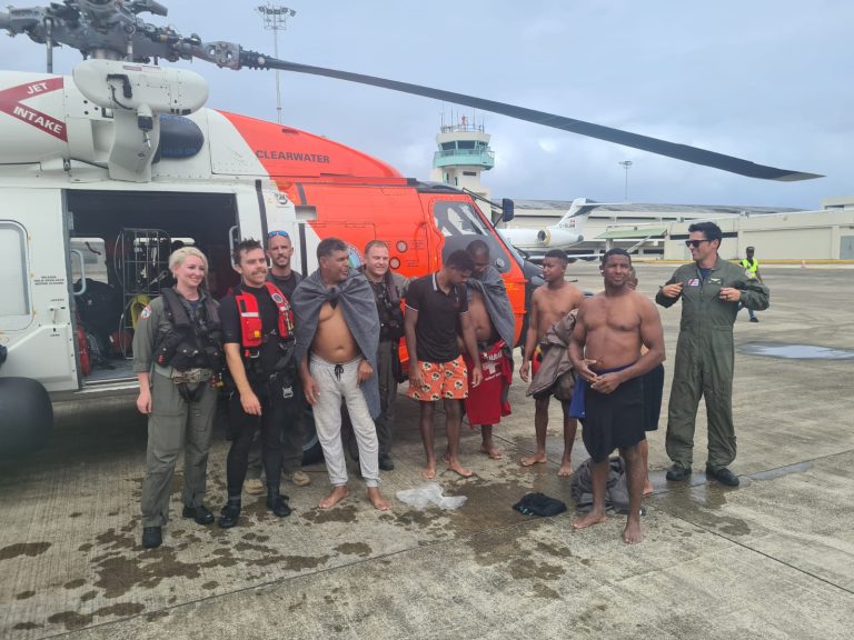 Rescatan 6 náufragos del barco de carga que se hundió