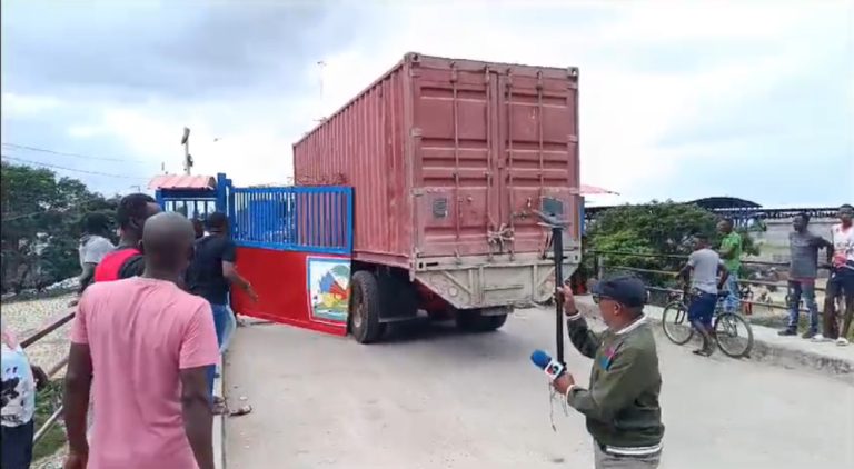 Camioneros haitianos destruyen puerta fronteriza