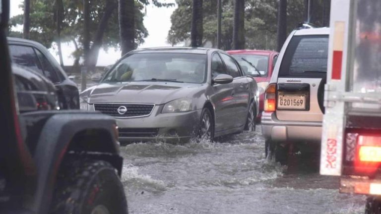 Frente frío y vaguada incrementarán aguaceros