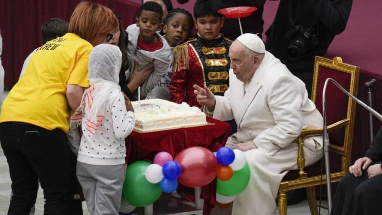 El papa Francisco celebra hoy con niños  sus 87 años