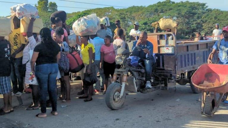 Haitianos continúan cruzando en masa a Dajabón