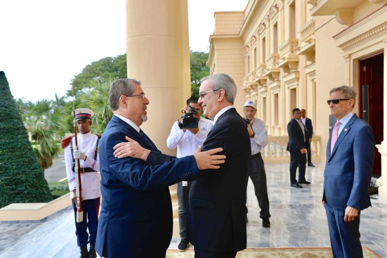 Abinader recibe al presidente electo de Guatemala