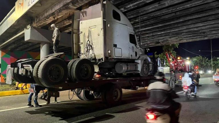 Patana queda atrapada debajo de elevado