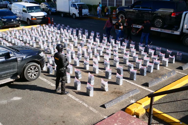 Incautan 1.4 toneladas de presunta coca, apresan 4 en Peravia