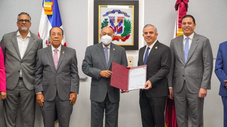 INESPRE ENTREGA AL TC TITULO DE PROPIEDAD DEL EDIFICIO