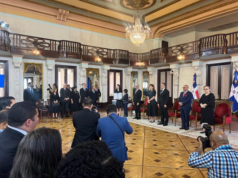 Vice Pta Juramenta  los nuevos miembros del Tribunal Constitucional