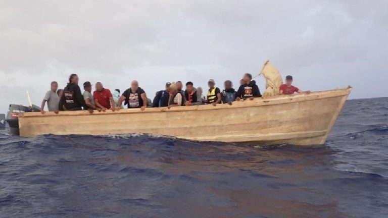 Repatrian a 62 migrantes dominicanos apresados en aguas de Puerto Rico