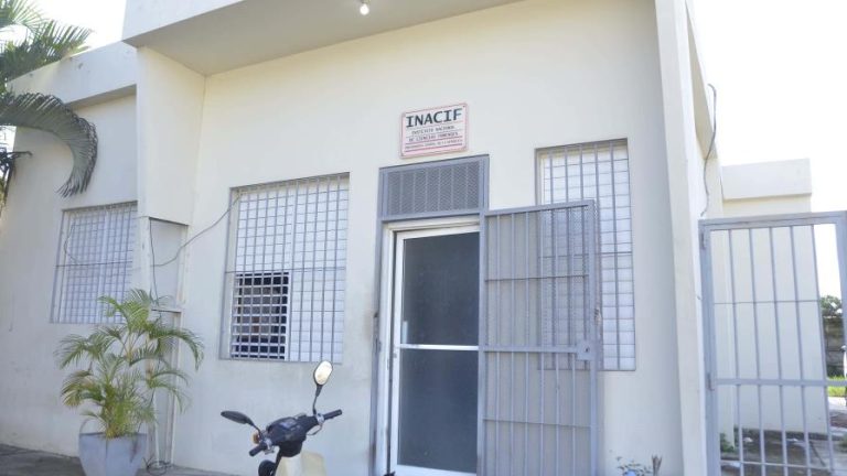 Agente policial mata a tiros a su compañera sentimental