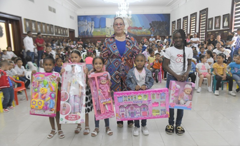 Gobernadora Rosa Santos celebra Día de Reyes con niños de Santiago