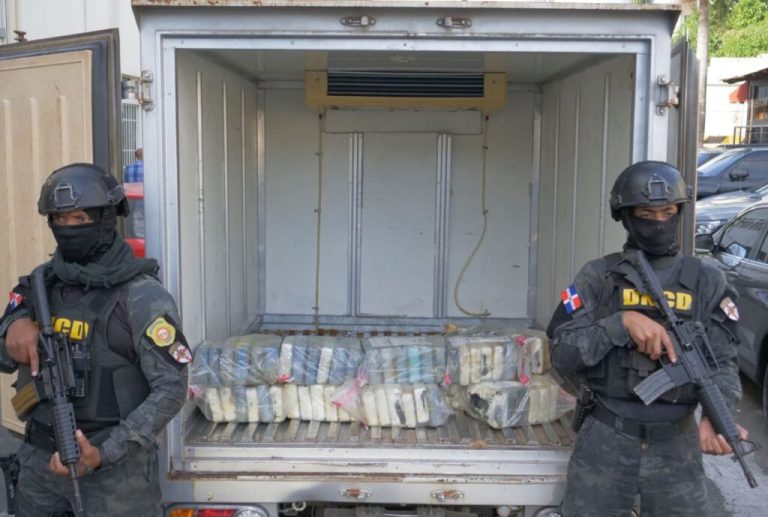 INCAUTAN EN AIPC 114 PAQUETES  COCAÍNA ESCONDIDOS EN CONTENEDOR
