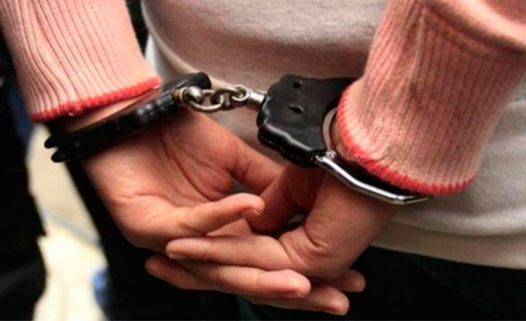 Apresan mujer que presuntamente mató a un hombre de una pedrada