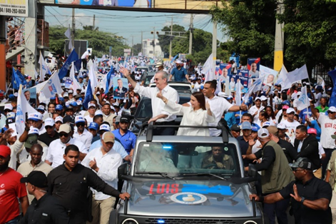 Azuanos recibieron  con entusiasmo a Luis Abinader