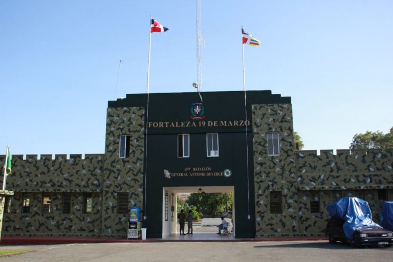 Relevan a comandantes de batallón en Azua por permitir vehículos proselitistas en recinto militar