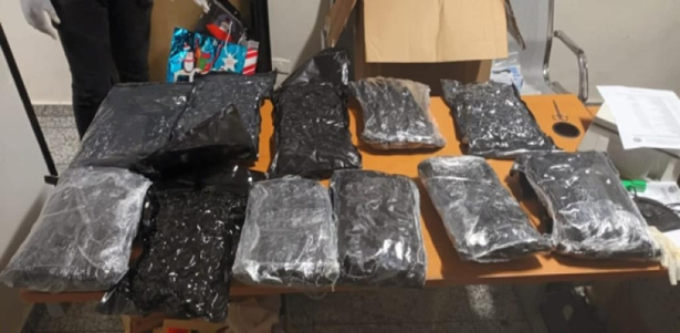 Decomisan 11 paquetes de marihuana escondidos entre frisas de cama, peluches y alfombra