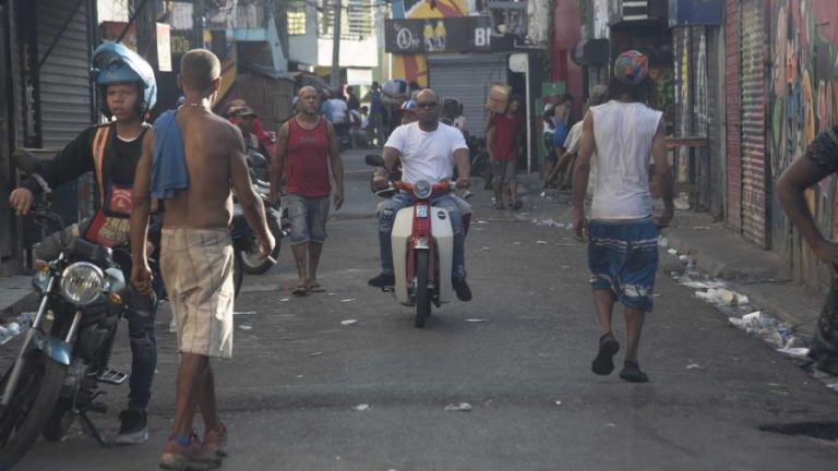 Policía informa fue por un celular tiroteo que dejo un muerto y dos heridos