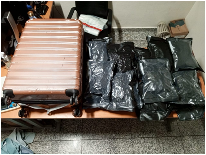 Incautan en el AILA maleta cargada con 17 paquetes de marihuana