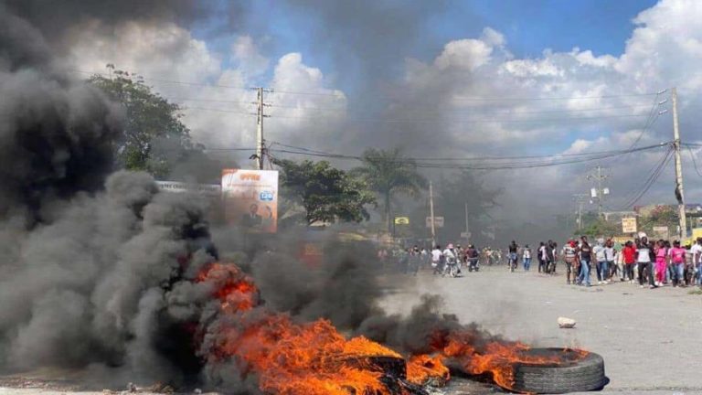 Un muerto y varios heridos en enfrentamientos de manifestante con Policía haitiana