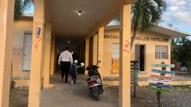 Enajenado mental vuelve a la escuela y agrede portero