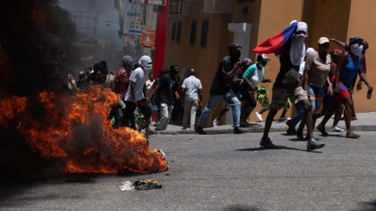 Protestan en distintos puntos de Haití exigiendo la renuncia del primer ministro Ariel Henry