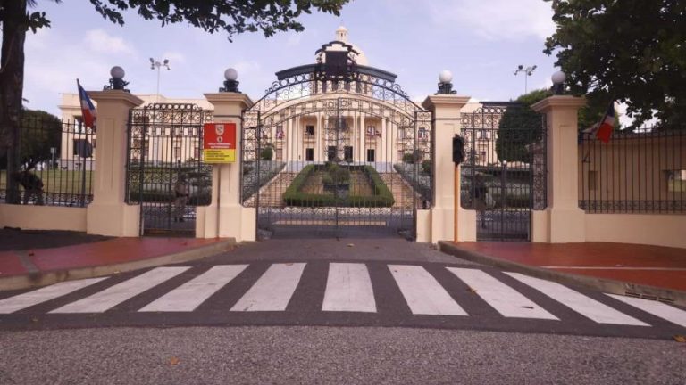Siguen ingresados militares heridos cuando hombre derribó puertas del Palacio Nacional