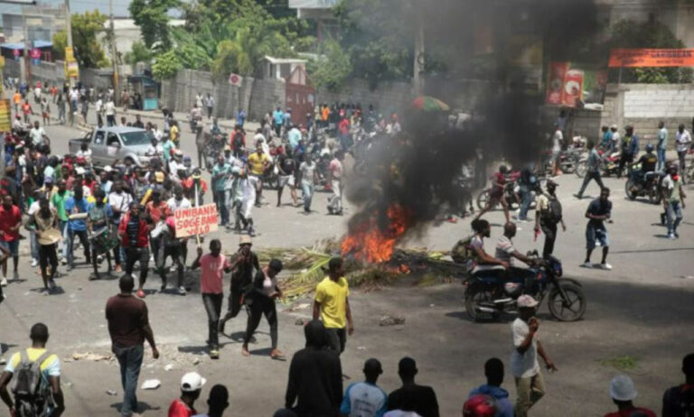Seis muertos y más de una decena de heridos en protestas contra Henry en Haití