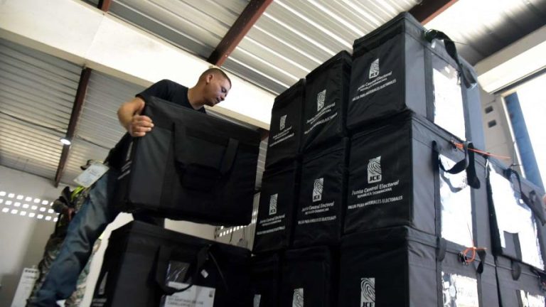 Junta Electoral  inicia distribución de equipos y material electoral a los recintos de Santiago