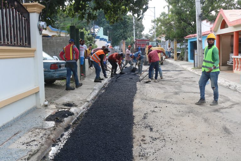 Coraasan avanza asfaltado calles de La Canela tras instalación de red de agua potable