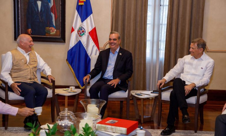 Pte Abinader recibe jefe de la Misión Electoral de la OEA y otros observadores