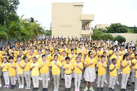 Estudiantes del centro educativo Carlos Díaz, rinden tributo a la Bandera Nacional