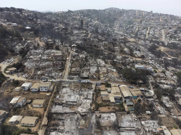 Aumentan a 134 los muertos por los devastadores incendios de Valparaíso